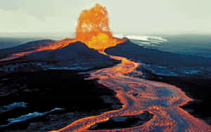 火山爆發，發光的熔岩沿山坡流下。 — 自然 壁紙