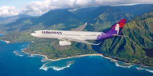 夏威夷航空飛機飛越熱帶島嶼，有山脈和海洋
