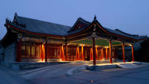 傳統中式亭閣在黃昏時亮燈，紅色柱子和瓦片屋頂。 — 建築 壁紙