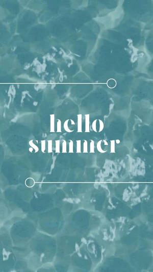 帶有白色線條的漣漪碧綠水面上的 hello summer 文字。