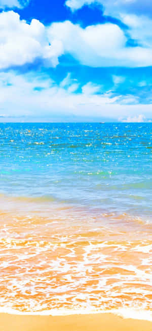 陽光照耀的海浪在清澈藍天和白雲下滾滾湧向金色沙灘。