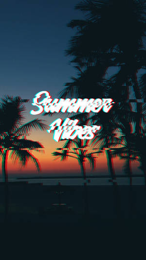 日落時的棕櫚樹與故障風格霓虹 summer vibes 文字。