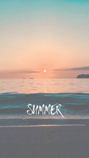 海洋上的夏日夕陽，沙灘上有白色字體文字