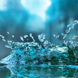 藍綠色水花的特寫，水滴在運動中凝固。