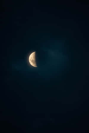 彎月在夜空的烏雲中閃耀。