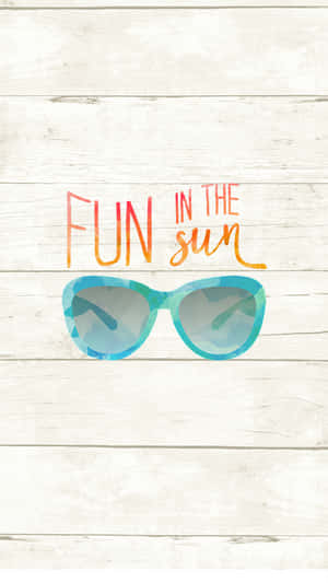 藍色太陽眼鏡，在白色木背景上帶有「FUN IN THE sun」文字。