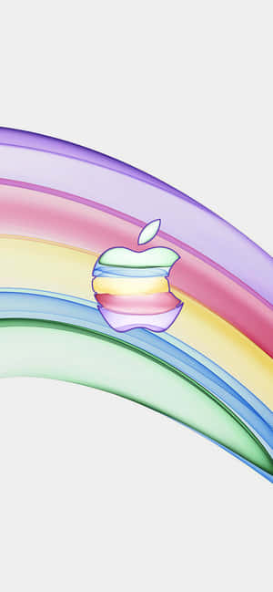 一道彩虹在白色背景上拱起在色彩繽紛的Apple標誌後方。