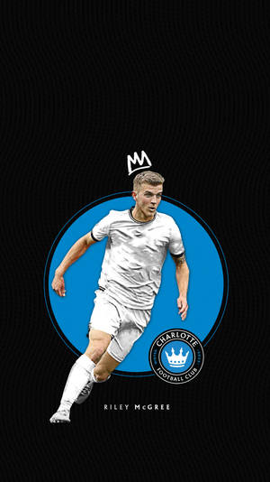 足球員 Riley McGree 身穿白色球衣，帶有 Charlotte FC 標誌衝刺。