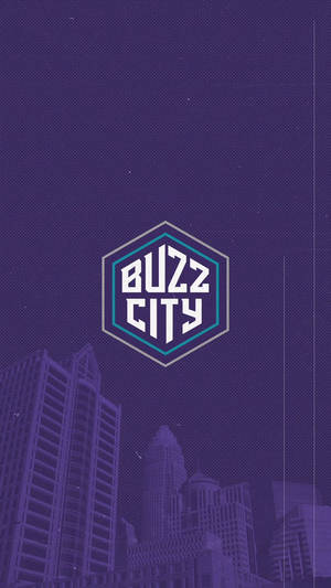 夜晚的紫色城市天際線，中央有一個六邊形Buzz City標誌。 — 阿特蘭大鷹隊 壁紙