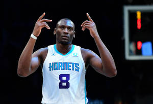 身穿黃蜂隊球衣的籃球運動員在比賽中做手勢。 — Jordan 標誌 GIF 壁紙