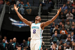 身穿黃蜂隊球衣的籃球運動員高舉雙臂慶祝勝利。 — Jordan 標誌 GIF 壁紙
