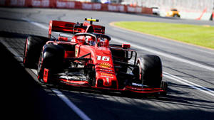 紅色法拉利F1賽車在日落時分的賽道上奔馳。