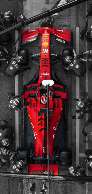 比賽期間，維修區工作人員正在維修紅色法拉利F1賽車。