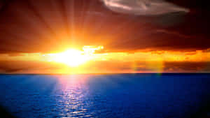 海洋上的夕陽，燦爛陽光與烏雲 — 橙色美學 壁紙
