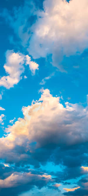 戲劇性的天空，蓬鬆的白雲被金色夕陽照亮。