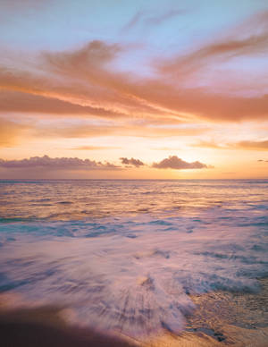 夕陽下的海洋，海浪沖刷沙灘 — 海灘 壁紙