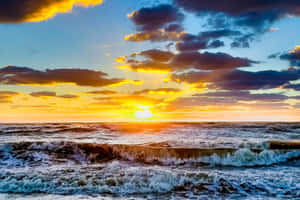 海洋上的夕陽，拍岸的浪花和多彩的雲朵 — MacBook Pro M4 壁紙