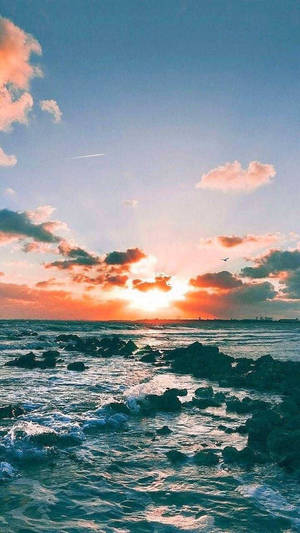 海洋上的夕陽，海浪拍打岩石 — 日落 壁紙
