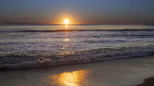海洋上的夕陽，波浪沖刷沙灘 — 天空美學 壁紙