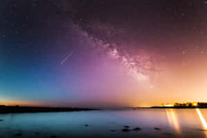 繁星點點的夜空，流星劃過平靜的湖面，倒映著遠處的燈光和銀河