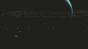 一顆藍色行星，在黑暗的宇宙中帶有發光的小行星帶。