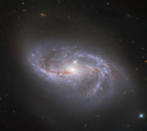 一個螺旋星系，在星場中有藍色旋臂和橙色塵埃帶。