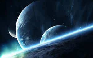 深空中的三顆發光藍色行星，伴有恆星和宇宙射線。