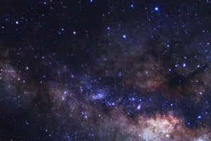 在黑暗的宇宙天空中，銀河系帶有發光的紫色和橙色星雲。 — 太空 壁紙
