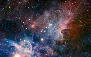 鮮豔的宇宙雲和恆星充滿了黑暗的太空。