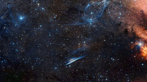 廣闊的星場，深空中發光的藍色和橙色星雲。 — 銀河 壁紙