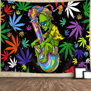 迷幻外星人戴著太陽眼鏡手持水煙槍，被色彩繽紛的大麻葉包圍在星光背景上。