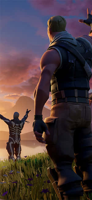 兩個Fortnite角色在日落時分的草地上，面向山脈。
