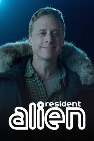 穿著毛領外套的男人在藍光下微笑，帶有「resident alien」文字。