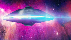 光滑的UFO帶有發光環，漂浮在多彩的宇宙星雲中。