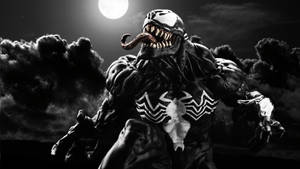 共生體 Venom 在滿月下站立，背後有黑暗的雲層。