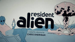 藍色外星人在蘑菇雲旁的椅子上放鬆，標題為「resident alien」。