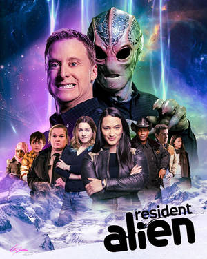 《Resident Alien》的電視劇演員陣容，外星人角色在雪地宇宙背景下。