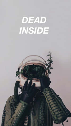 一個人穿著被常春藤覆蓋的太空衣，上方有文字 'DEAD INSIDE'。