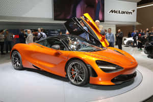 橙色McLaren跑車，鷗翼門打開，在車展上展出。