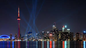 多倫多夜景，CN塔和激光射向水面。