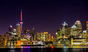多倫多夜晚天際線，發光的建築物和CN塔倒映在水中。 — 天際線 壁紙