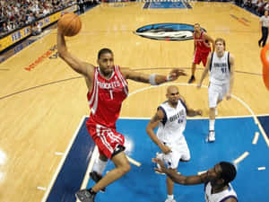 侯斯頓火箭球員在NBA比賽中對陣達拉斯獨行俠防守球員投籃。