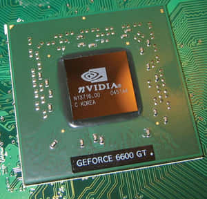 綠色電路板上的 NVIDIA GeForce 6600 GT 圖形處理單元。