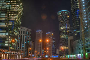夜晚的城市景觀，有燈火通明的摩天大樓和街燈。 — 夜景城市 壁紙