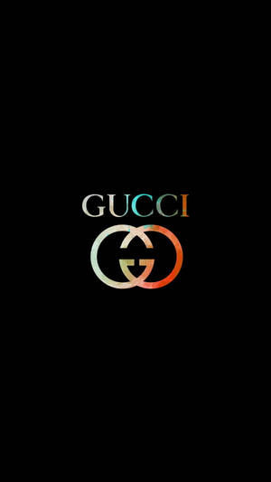 Gucci 標誌，帶有互鎖的 G 和品牌名稱，以漸變色位於黑色背景上。