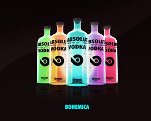 五支色彩鮮豔的Absolut Vodka瓶子在黑暗的反射表面上發光。