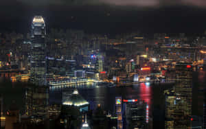 香港夜景天際線，燈火璀璨，倒映水中