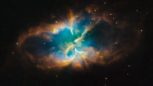 充滿活力的宇宙星雲，在繁星點點的太空中閃耀著藍綠色和琥珀色的雲彩。