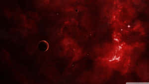 深空中帶有閃爍星星和行星的紅色星雲