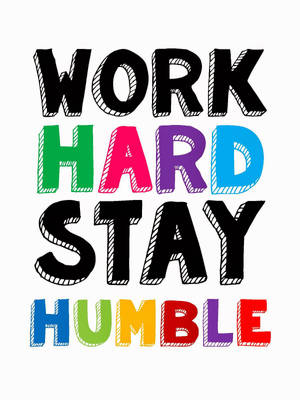 以粗體彩色手繪字母寫成的勵志名言，內容為work hard stay humble。 — 勵志語錄 壁紙